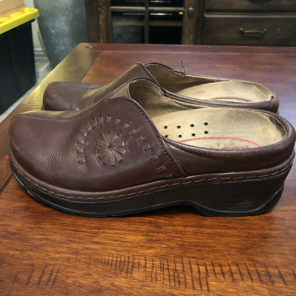 Klogs size 8